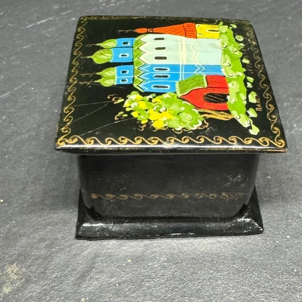 Russian Lacquer Trinket Box Hand Painted Palekh Style Village Scene Black Red‎